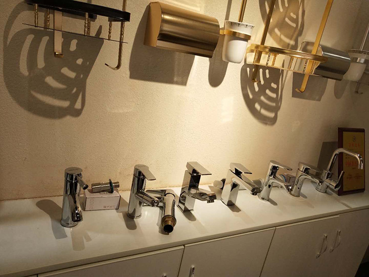 智慧衛浴產品：除智慧坐便器外，還有智慧浴室鏡、智慧水龍頭、智慧晾衣機